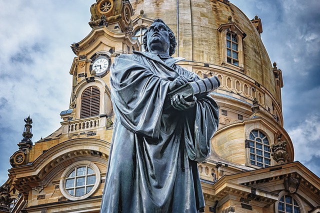 a statue of Martin Luther